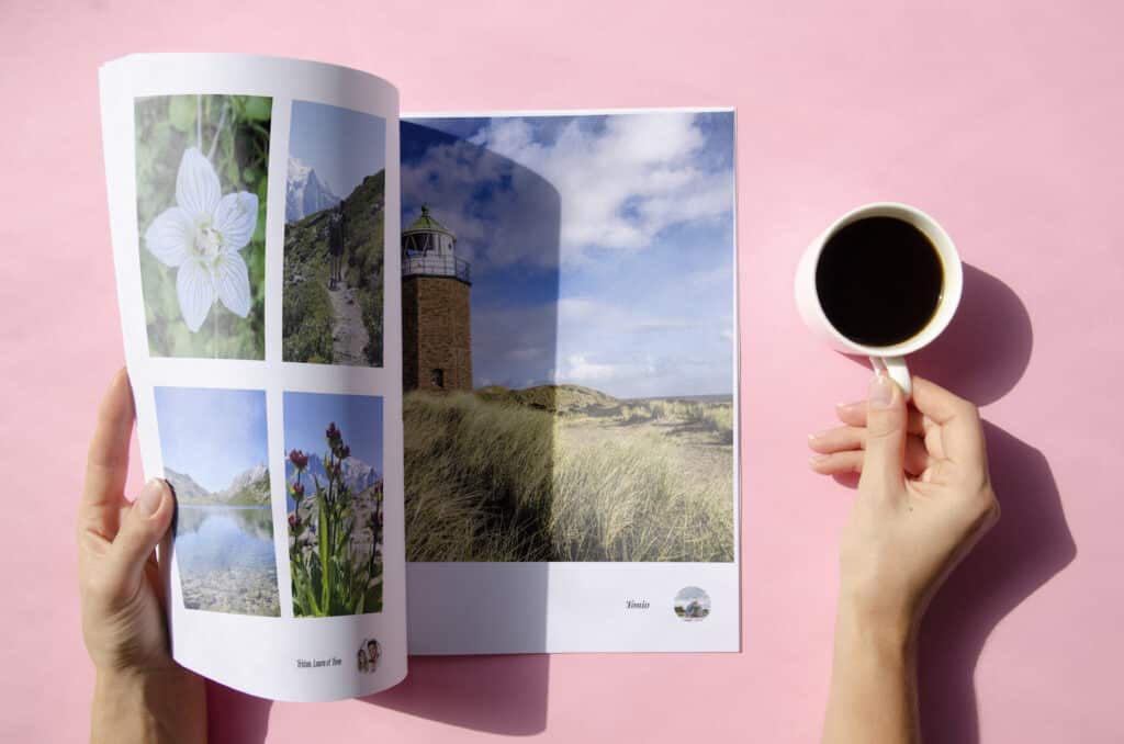 femme qui consulte son livre photo collaboratif uunni posé sur une table fond rose