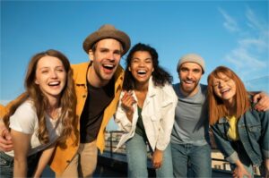 groupe d'amis qui sont heureux d'être ensemble