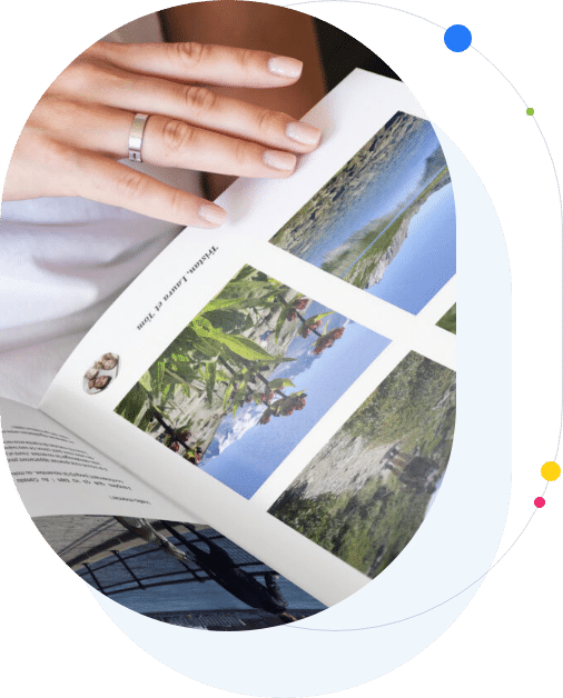 gros plan sur livre photo ouvert et les mains d'une femme qui ouvre le livre