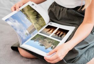 femme lisant un livre photo collaboratif à genou