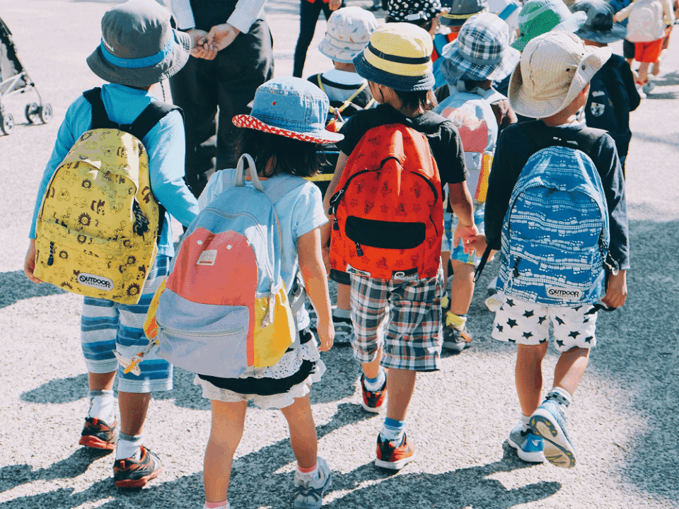 Groupe d'enfant qui entrent à l'école