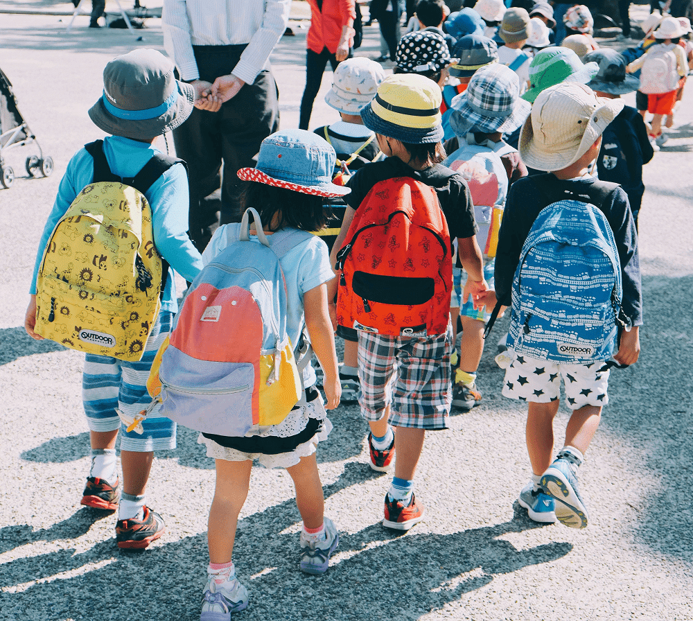 Groupe d'enfant qui entrent à l'école
